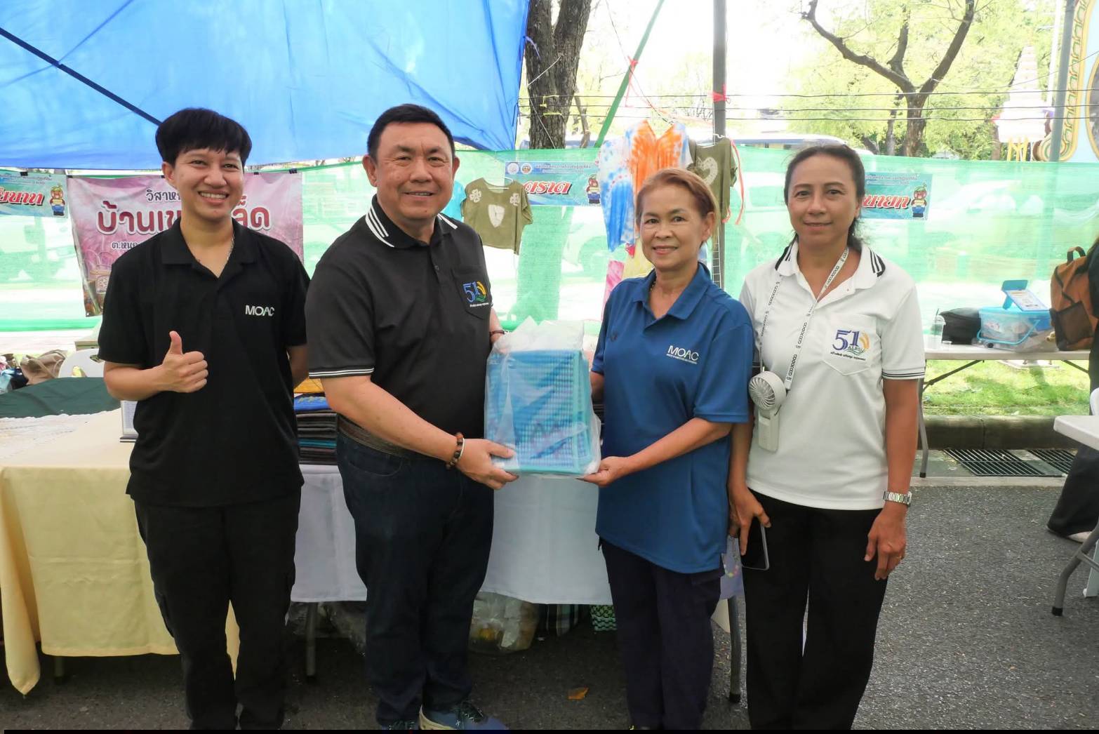 title - เลขาธิการ ส.ป.ก. เยี่ยมทักทายเกษตรกรและซื้อสินค้าในบรรยากาศวันสุดท้ายของการออกร้านขายสินค้า จากเขตปฏิรูปที่ดิน ส่งท้ายงานครบรอบ 51 ปี ส.ป.ก. ณ สำนักงานการปฏิรูปที่ดินเพื่อเกษตรกรรม